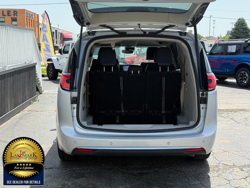 Used 2024 Chrysler Pacifica Touring-L FWD image 21