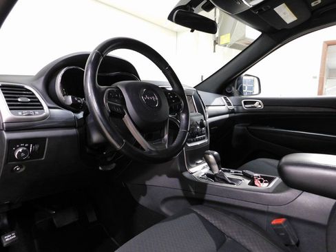 Used 2019 Jeep Grand Cherokee Laredo image 30