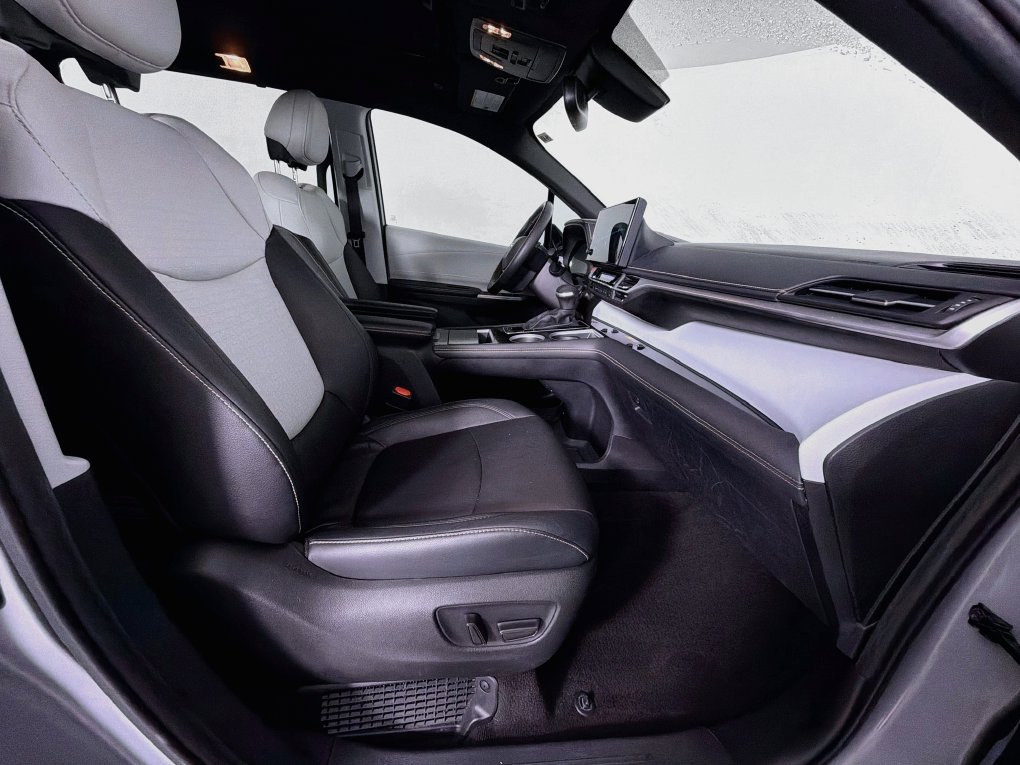 Used 2025 Toyota Sienna XSE w/ XSE Plus Package FWD image 30