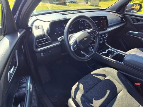 Used 2025 Chevrolet Traverse LT image 17