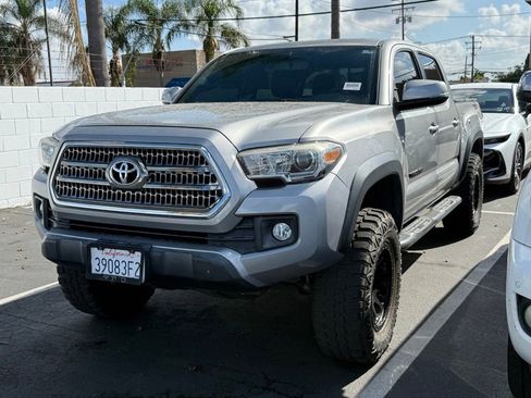Used 2017 Toyota Tacoma TRD Off-Road image 3