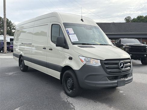 Used 2024 Mercedes-Benz Sprinter 2500 image 4
