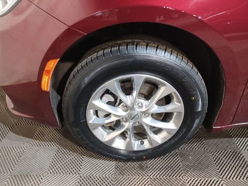 Used 2022 Chrysler Pacifica Touring-L image 18