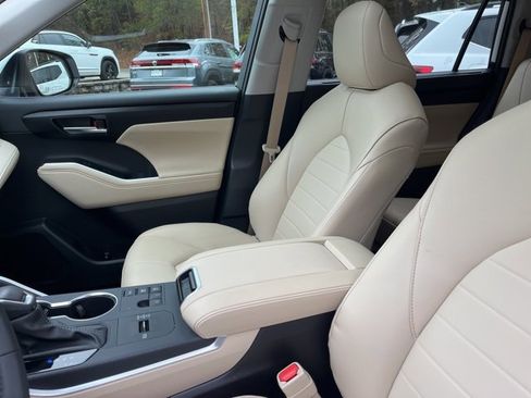Used 2025 Toyota Highlander XLE image 10