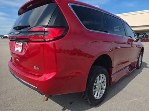 Used 2024 Chrysler Pacifica Touring-L FWD image 5