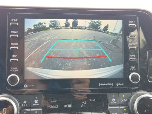 Used 2021 Toyota Highlander LE AWD/4WD image 29