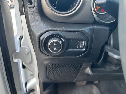 Used 2023 Jeep Gladiator Sport image 10