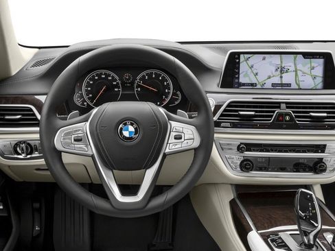 Used 2018 BMW 750i xDrive AWD/4WD image 10