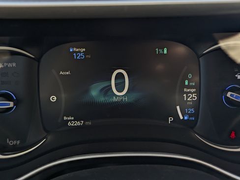 Used 2024 Chrysler Pacifica Limited FWD image 15