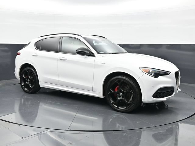 Used 2022 Alfa Romeo Stelvio Veloce AWD/4WD image 3