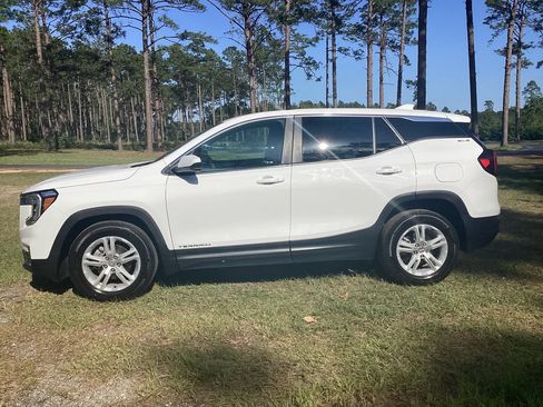 Used 2024 GMC Terrain SLE FWD image 2
