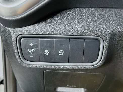 Used 2025 Kia Soul LX w/ LX Technology Package FWD image 17