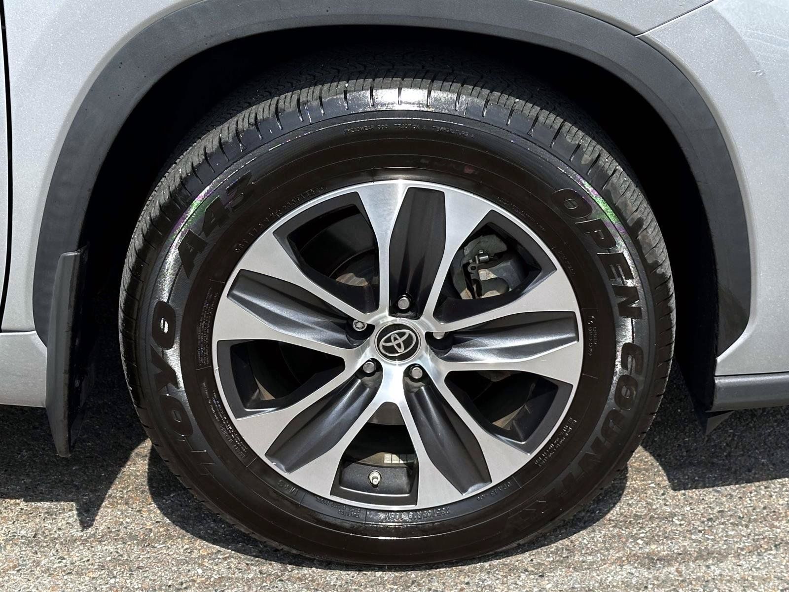 Certified 2021 Toyota Highlander XLE AWD/4WD image 12