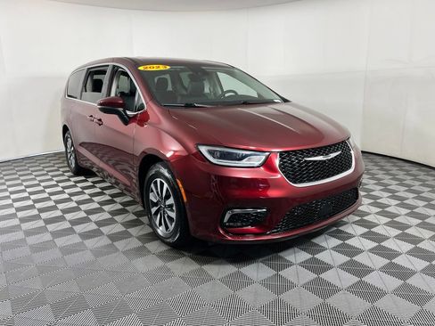 Used 2023 Chrysler Pacifica Touring-L FWD image 19