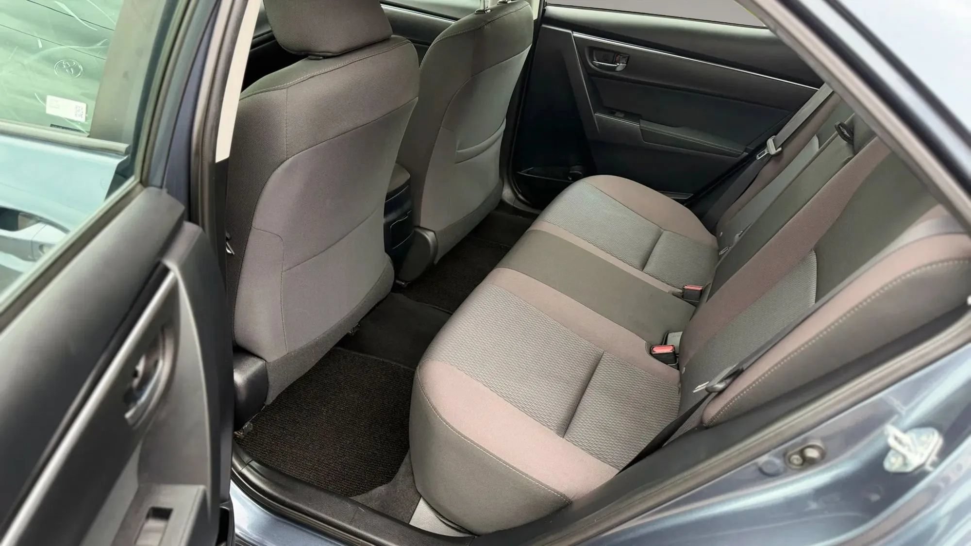Used 2017 Toyota Corolla LE w/ Carpet Mat Package (TMS) FWD image 15