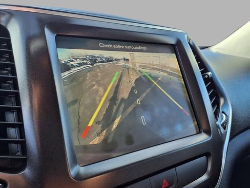 Used 2019 Jeep Cherokee Trailhawk w/ Cold Weather Group image 6