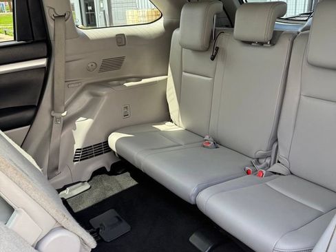 Used 2017 Toyota Highlander XLE AWD/4WD image 25