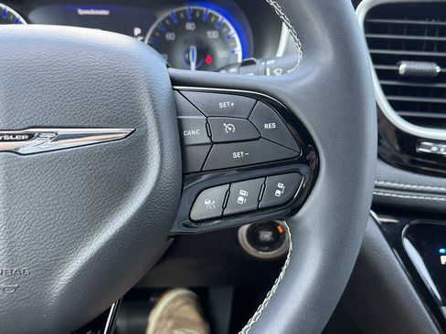 Used 2023 Chrysler Pacifica Touring FWD image 20