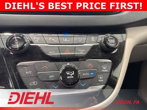 Used 2019 Chrysler Pacifica Touring-L w/ Advanced Safetytec Group FWD image 34