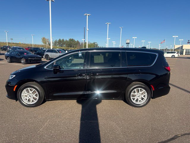 Used 2025 Chrysler Pacifica Select FWD image 5