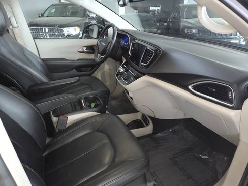 Used 2017 Chrysler Pacifica Touring-L w/ Tire & Wheel Group FWD image 30