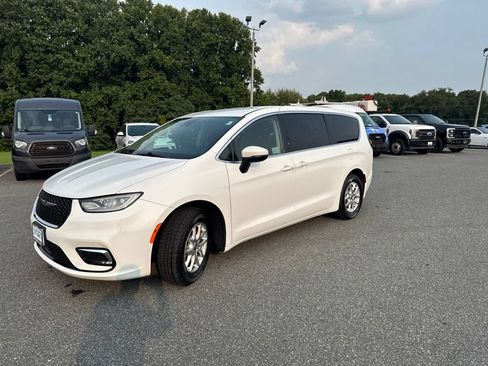 Used 2023 Chrysler Pacifica Touring-L FWD image 2