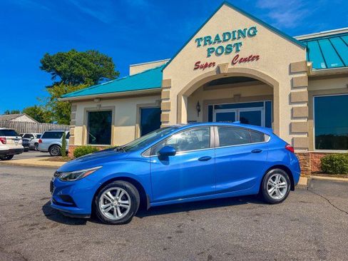 Used 2017 Chevrolet Cruze LT FWD image 3
