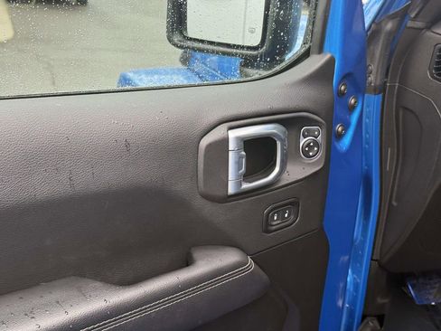 Used 2022 Jeep Wrangler Unlimited Sahara AWD/4WD image 31