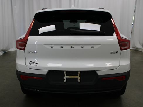 Used 2025 Volvo XC40 B5 Plus image 6