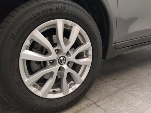 Used 2020 Nissan Rogue SV FWD image 31