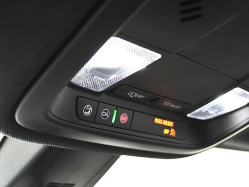 Used 2023 Chevrolet Traverse LT image 24