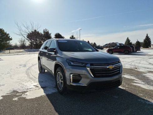 Used 2023 Chevrolet Traverse LT image 3