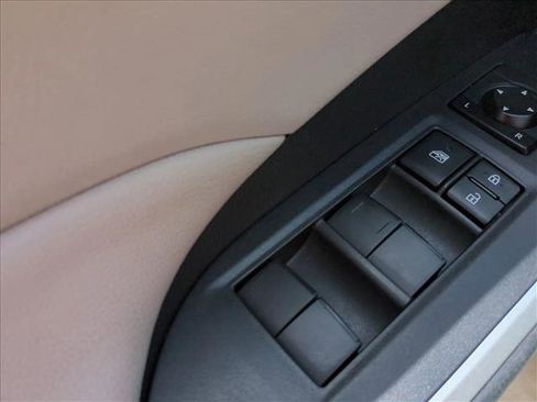 Used 2019 Toyota RAV4 XLE w/ Convenience Package FWD image 12