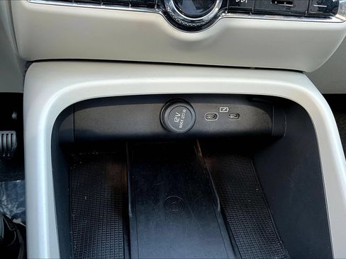 Used 2026 Volvo XC40 B5 Plus AWD/4WD image 19