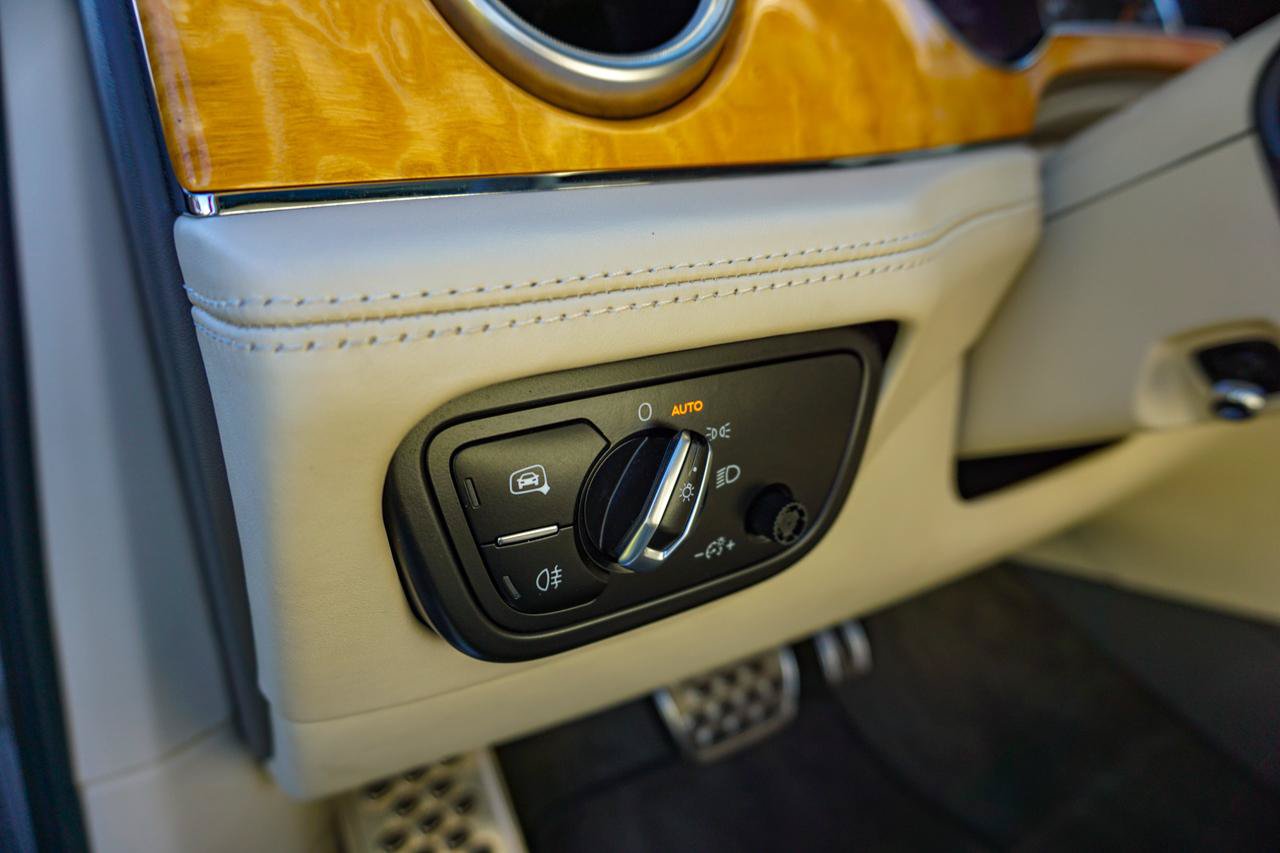Used 2017 Bentley Bentayga AWD/4WD image 18