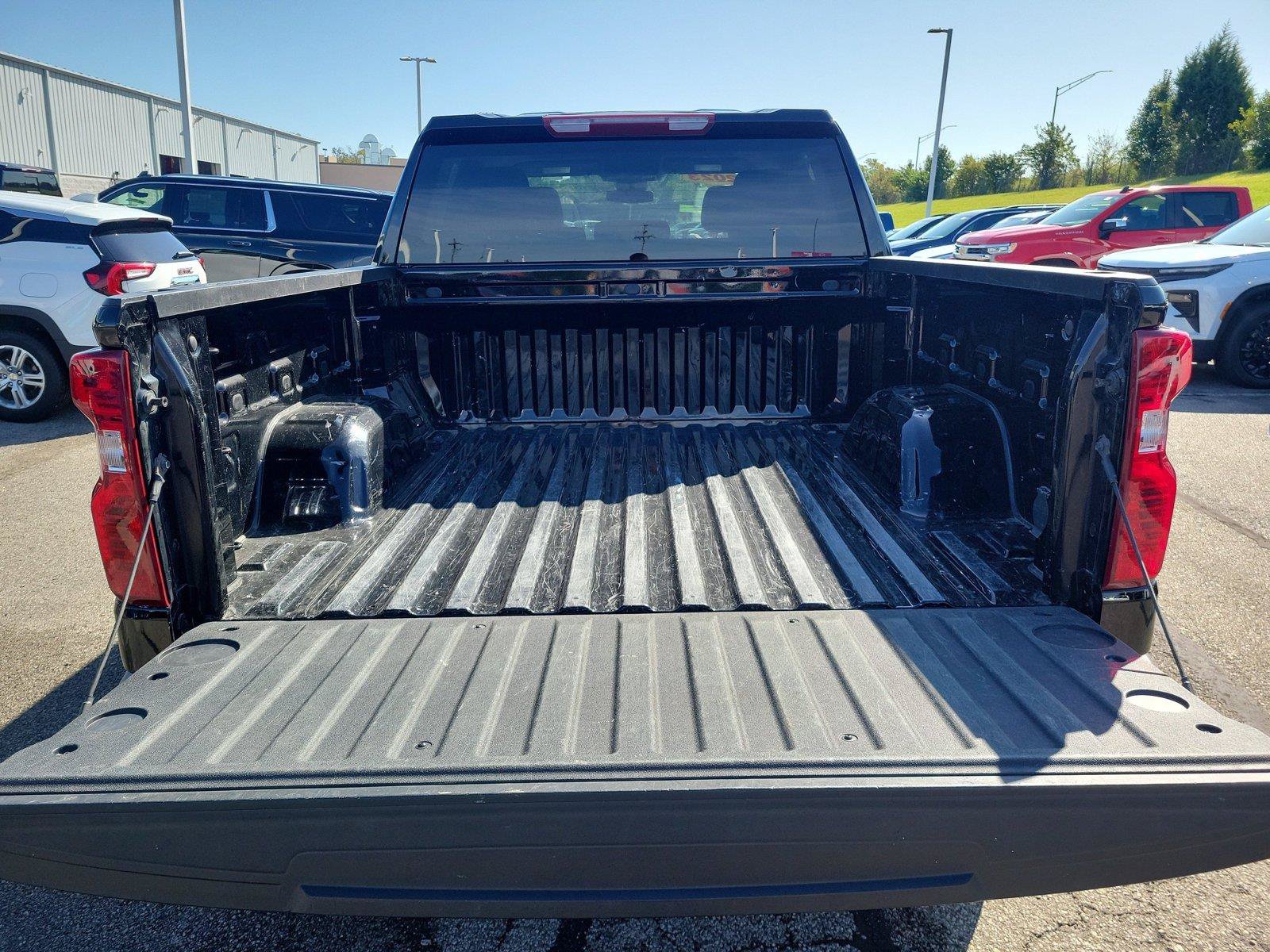 Used 2023 Chevrolet Silverado 1500 LT AWD/4WD image 7