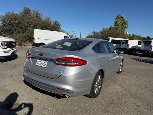 Used 2017 Ford Fusion SE w/ Fusion SE Technology Package FWD image 5