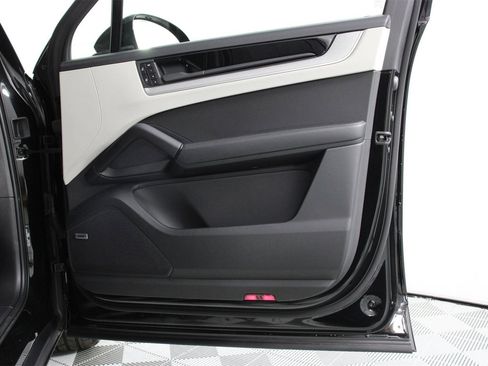 Used 2025 Porsche Cayenne S image 23