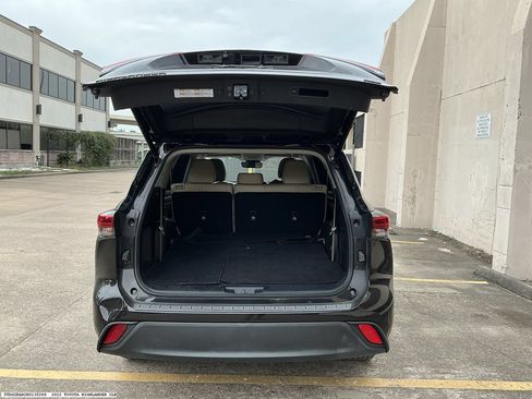 Used 2022 Toyota Highlander XLE FWD image 10