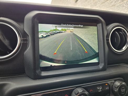 Used 2020 Jeep Wrangler Unlimited Sahara AWD/4WD image 27