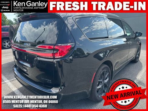 Used 2024 Chrysler Pacifica Limited w/ S Appearance Package AWD/4WD image 9