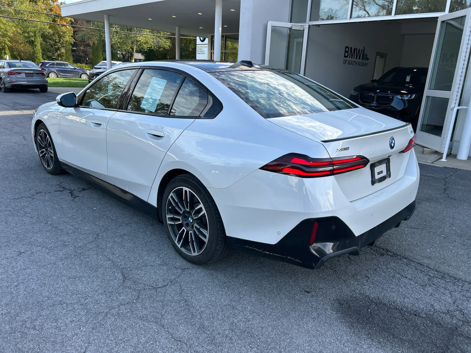 Used 2026 BMW 550e xDrive w/ Executive Package AWD/4WD image 3