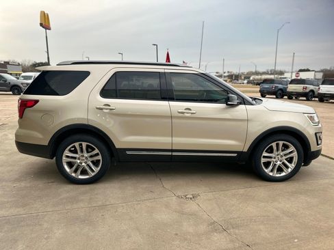 Used 2017 Ford Explorer XLT w/ Equipment Group 202A image 12
