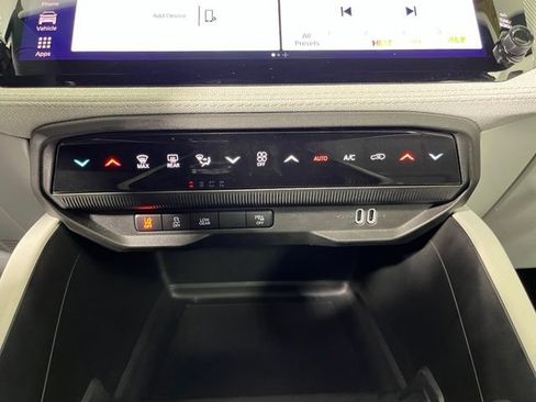 Used 2026 Jeep Cherokee Laredo AWD/4WD image 32