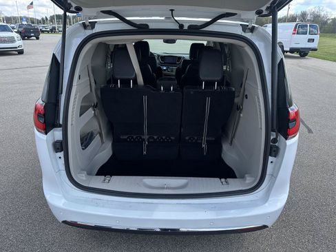 Used 2024 Chrysler Pacifica Touring-L FWD image 6