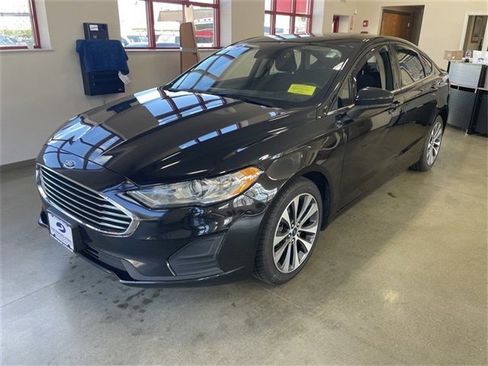Used 2019 Ford Fusion SE image 2