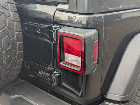 Used 2018 Jeep Wrangler Unlimited Sport S image 11