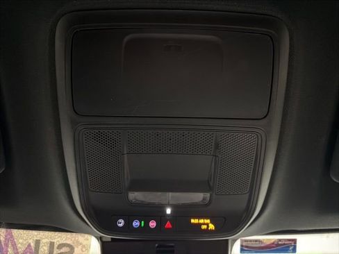 Used 2025 Chevrolet Traverse LT w/ Driver Confidence Package image 18