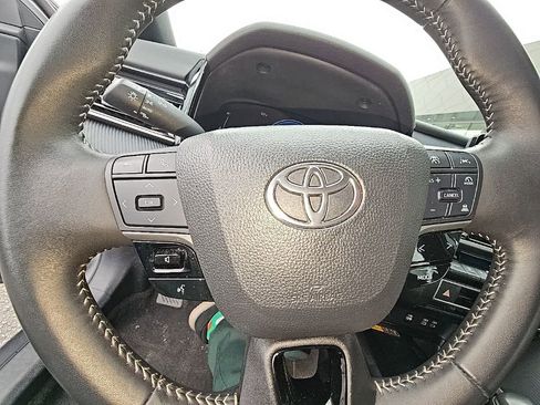 Used 2025 Toyota Camry SE image 11