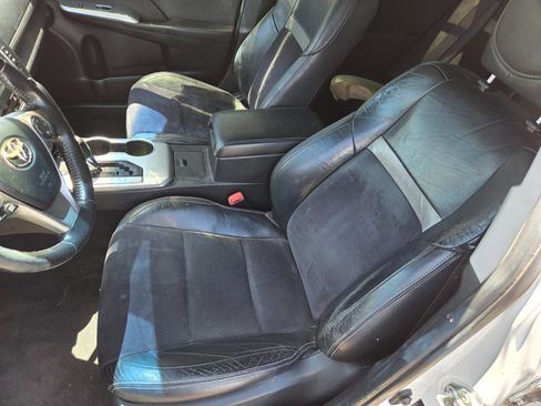 Used 2012 Toyota Camry SE w/ Leather Pkg FWD image 6